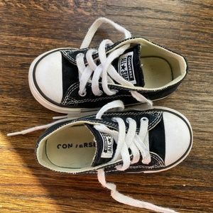 Chuck Taylor Low Top Sneaker-infant 7